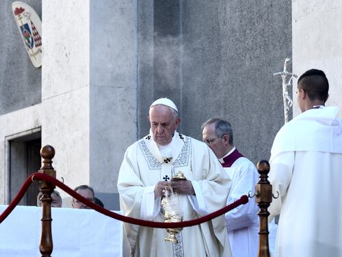 Papa Francesco attacca la Raggi: "Roma soffre di degrado e abbandono"