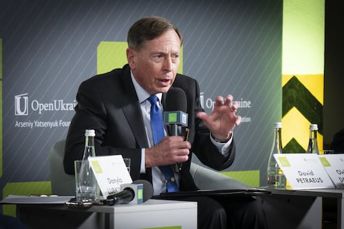 Il generale Petraeus: “In Iran la sfida è sul controllo dei flussi energetici. L’Ucraina? Lì si anticipa il futuro della guerra”
