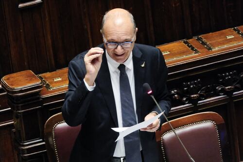 Carta docente da 500 euro confermata, l'annuncio di Valditara per l'anno scolastico 2024-'25