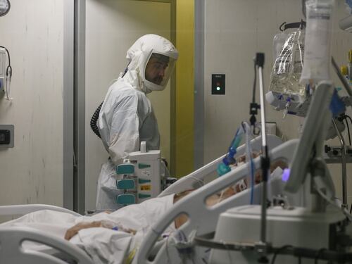 Aumentano morti e ricoveri gravi. Il Covid non dà tregua all'Italia