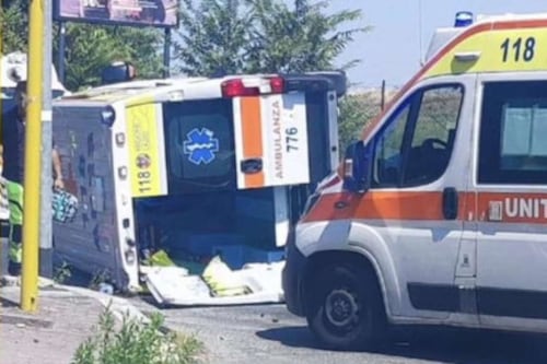 Roma, ambulanza si ribalta in un incidente stradale. Come stanno i passeggeri