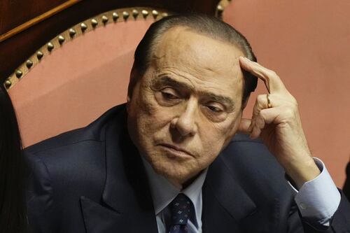 Berlusconi ricoverato, come sta ora: "Polmonite e leucemia". La telefonata con Meloni e Salvini