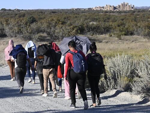Muro col Messico e rimpatri, la linea dura di Biden manda in tilt i Dem