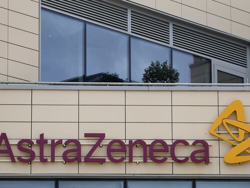 Vaccino Astrazeneca, ok dell'Aifa con la raccomandazione: "Preferibile negli under 55"
