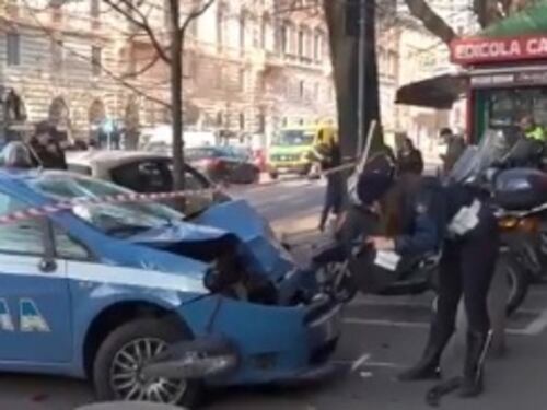 Bus si schianta sull'auto della polizia: tre agenti feriti