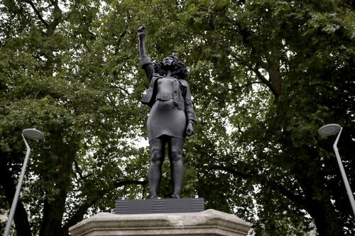 Black Lives Matter, chi è l'artista (bianco) che ha realizzato la statua di Bristol. Ed è già polemica