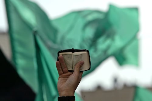 Islamizzazione a scuola: l'angelo legge il Corano: "La sinistra applaude
