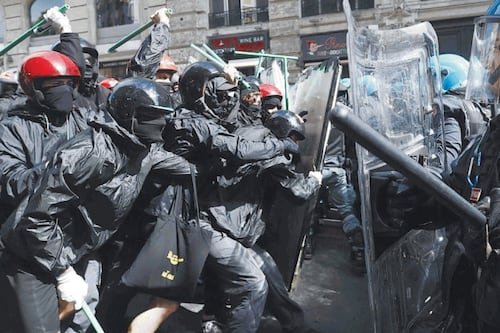 Decreto sicurezza, sgomberi e pene per i violenti. E a sinistra scatenano la guerriglia