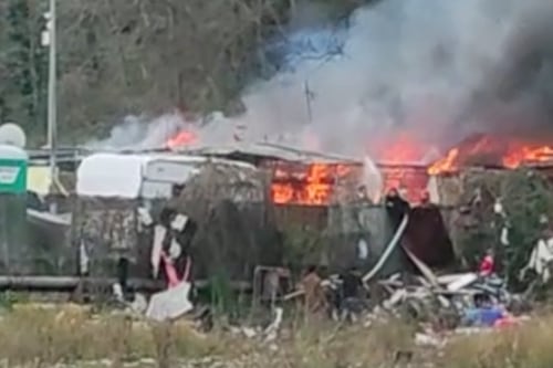 Roma, brucia il campo nomadi di via Candoni: baraccopoli senza pace