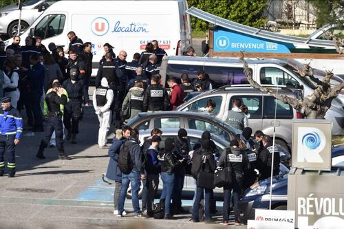 Francia, prende ostaggi nel supermercato: due morti e tre feriti. "Sono dell'Isis", poi viene ucciso in un blitz