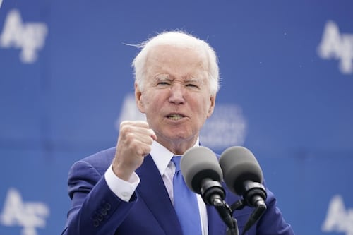Joe Biden firma l'accordo sul debito, gli Usa evitano il default