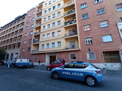 Trovato ucciso in casa. Il figlio 18enne esanime nel bagno col coltello in mano