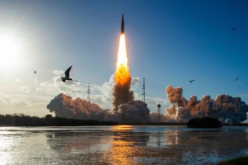 Nasa, Artemis II lascia l'orbita terrestre e mira alla Luna