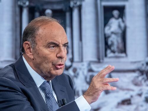 Bruno Vespa spazza via la polemica sinistra su Orban: "Cosa farà Meloni"
