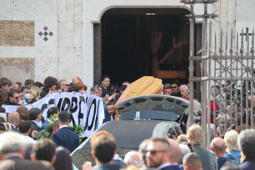 Funerali Francesco Valdiserri, folla e dolore. E arrivano anche Meloni, La Russa e Letta