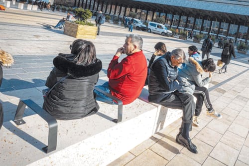 Roma, a Termini ecco le panchine anti-clochard che non piacciono a sinistra