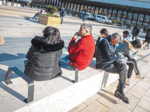 Roma, a Termini ecco le panchine anti-clochard che non piacciono a sinistra