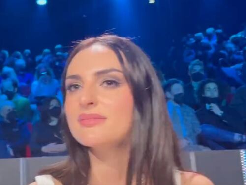 Il Cantante Mascherato, la Volpe fa sognare Arisa: "Ha una pelle bellissima". E Milly Carlucci ci resta male
