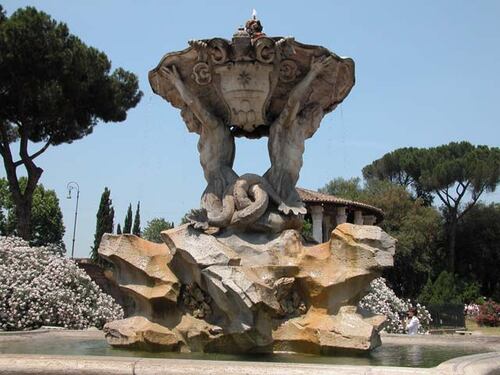 Olio per motori nella fontana dei Tritoni in piazza Bocca della Verità