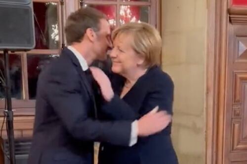 Angela Merkel, l'addio con Macron fa piangere: la reazione della Cancelliera