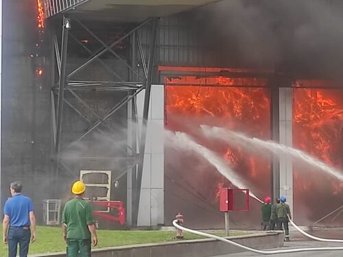 Roma, maxi-incendio vicino l’ex discarica di Malagrotta. Si alza un’enorme nube di fumo