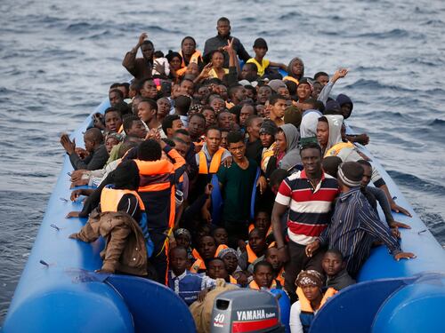 Il governo fa la sanatoria ai clandestini. Ed è subito record di sbarchi