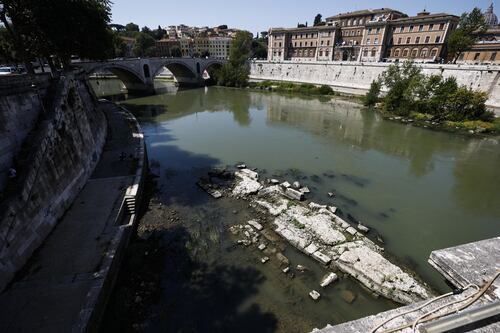 Roma, caldo e siccità. Riemersi dal Tevere resti di un antico ponte romano