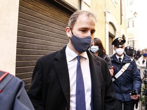 Casaleggio ai grillini perplessi su Draghi: si astengano