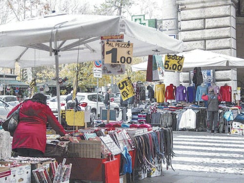 Scoppia bancarellopoli. Commercio sotto racket: venti indagati