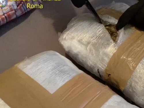 Sei chili di droga in casa. Chi è il rapper romano arrestato dalla finanza