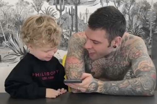 Doccia fredda per Fedez, Leo tradisce il mito di Spiderman