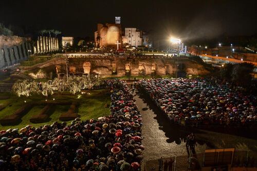 Ventimila fedeli al Colosseo per la Via Crucis dedicata ai giovani