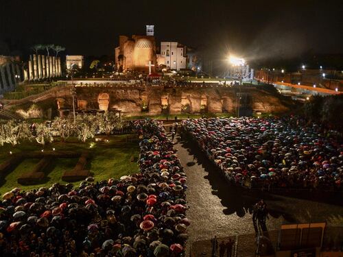 Ventimila fedeli al Colosseo per la Via Crucis dedicata ai giovani