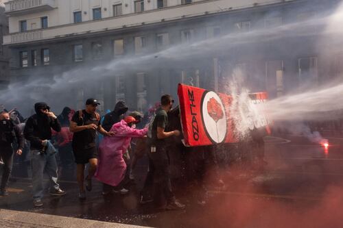 Milano, summit dei patrioti. Antagonisti contro polizia e giornalisti