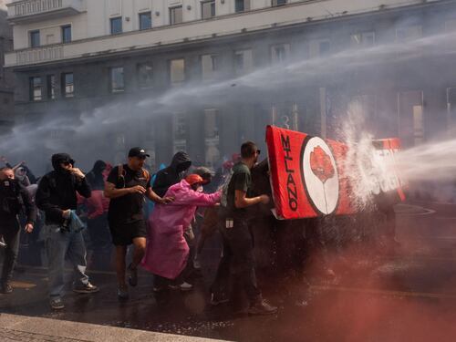 Milano, summit dei patrioti. Antagonisti contro polizia e giornalisti
