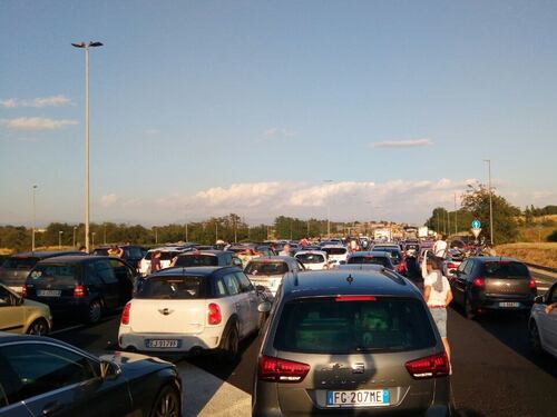 Auto si ribalta sul Gra a Roma, traffico bloccato alla Bufalotta