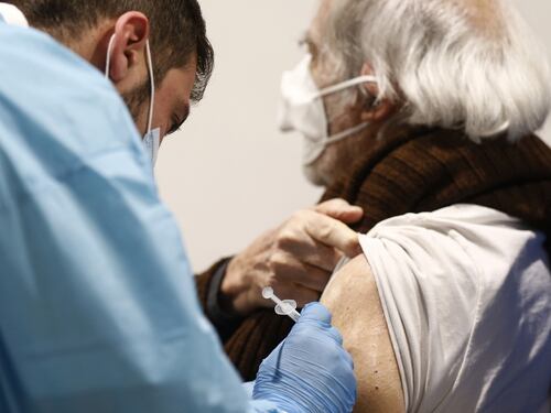 Vaccini a chi rischia davvero, prima gli anziani: basta sprecare dosi