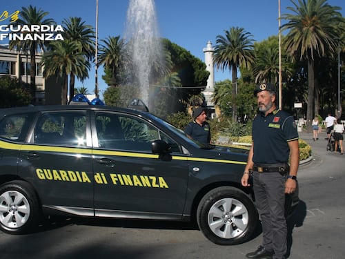 Migranti, soldi pubblici per l'accoglienza spesi in boutique di lusso e viaggi: otto indagati a Benevento