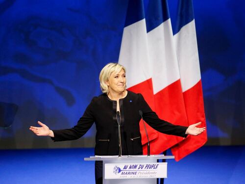 La sfida di Marine Le Pen: "Con me la Francia fuori da Ue e Nato"