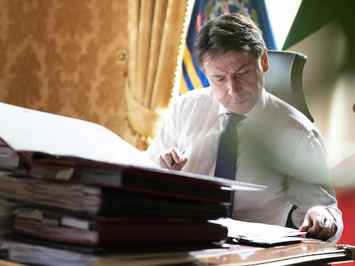Immagini di Conte autoprodotte da Palazzo Chigi. Anzaldi: "Come il Minculpop"