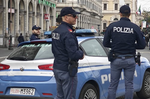 Roma, si strappa il braccialetto elettronico e dà fuoco al negozio dell'ex: arrestato 35enne