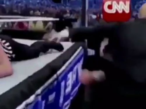 Trump ancora contro i media: in un video "picchia" la Cnn