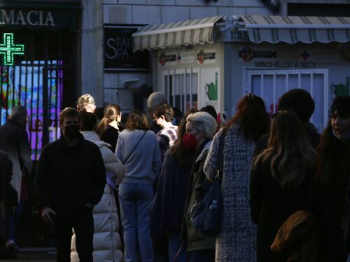 Covid, nuovo record di contagi: 170mila in un giorno. Quasi un terzo sono in Lombardia
