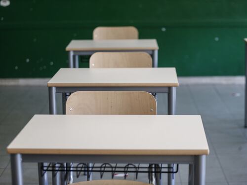 Scuola, la bomba sul caso del professore accusato di omofobia e razzismo: “È un ex Pd”