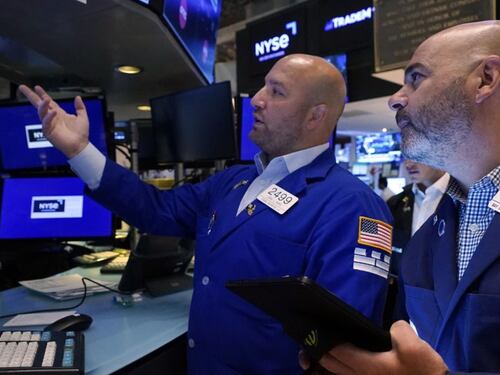 Borse a picco, Milano chiude a 2,26%: cosa c'è dietro al lunedì nero