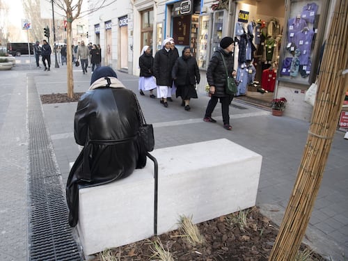 Gualtieri "inciampa" sulle panchine anti-clochard. Sono anche in via Ottaviano