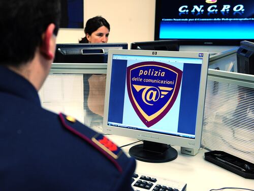 La chat degli orrori dei minorenni a Siena: filmati pedopornografici e istigazione al terrorismo