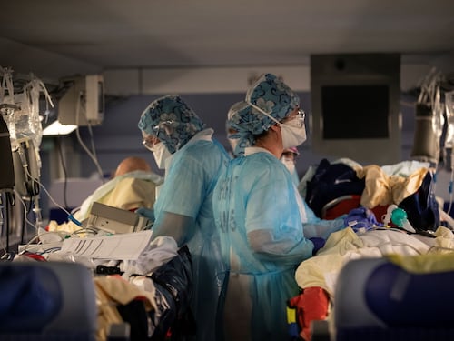 Il coronavirus gli brucia i polmoni. Ragazzo salvato da doppio trapianto record