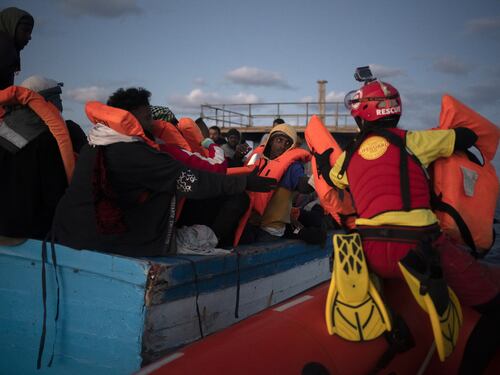 Migranti, studenti a lezione di Ong: bufera sul sindaco del Pd