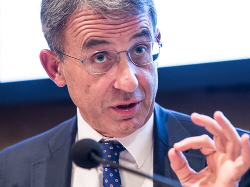 Coronavirus, il ministro Costa fa Rocky a casa: "All'alba faccio 300 addominali e 200 flessioni"